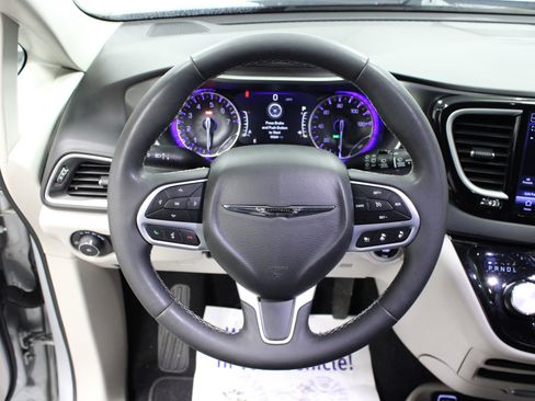 Used 2024 Chrysler Pacifica Touring-L image 18