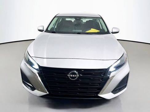 Used 2023 Nissan Altima 2.5 SV image 2