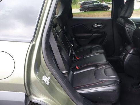Used 2019 Jeep Cherokee Trailhawk w/ Cold Weather Group AWD/4WD image 21