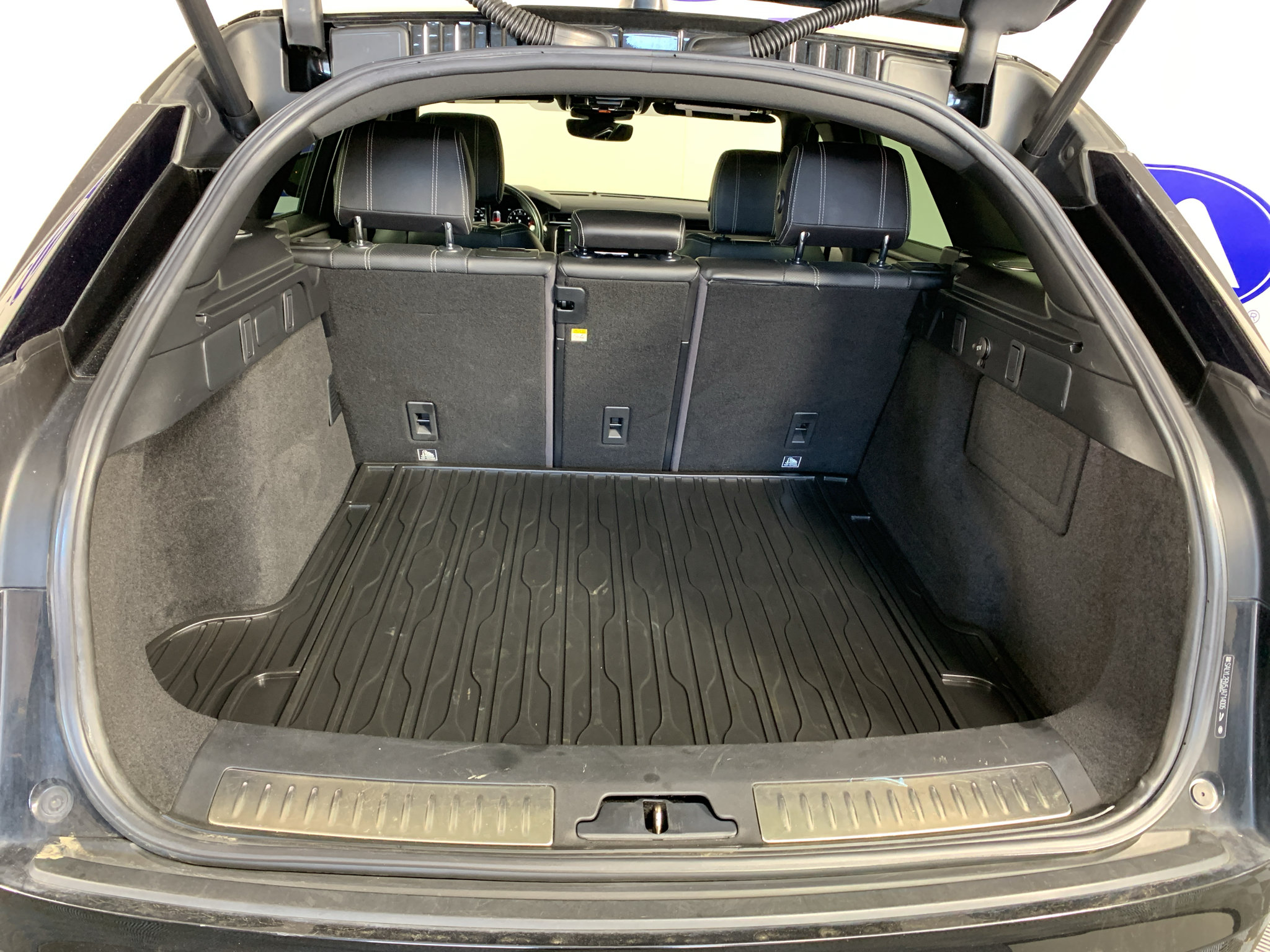 Used 2018 Land Rover Range Rover Velar R-Dynamic SE AWD/4WD image 33