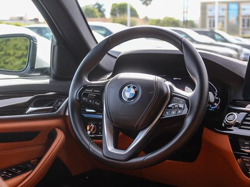 Certified 2023 BMW 530e w/ Convenience Package image 15