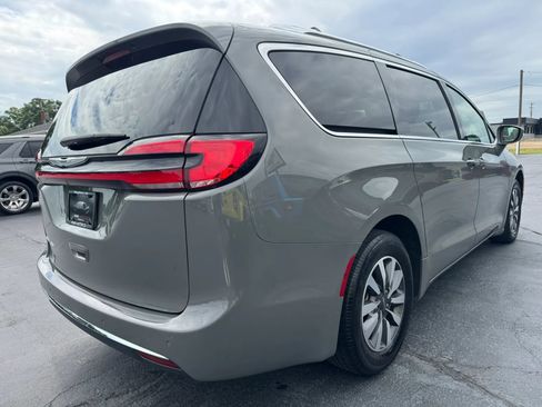 Used 2021 Chrysler Pacifica Touring-L FWD image 3
