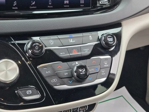 Used 2022 Chrysler Pacifica Touring-L FWD image 24