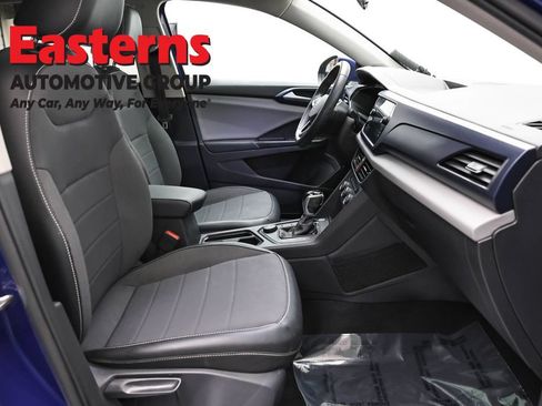 Used 2022 Volkswagen Taos SE w/ Panoramic Sunroof Package FWD image 24