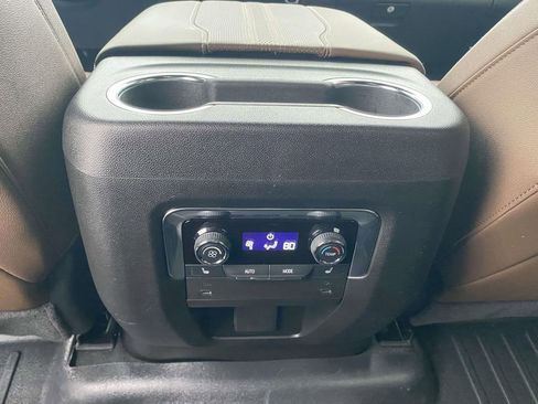 Used 2025 Chevrolet Suburban High Country image 11