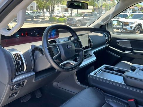 Used 2025 Ford Expedition Platinum AWD/4WD image 28