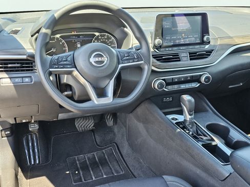 Used 2025 Nissan Altima 2.5 SV FWD image 31