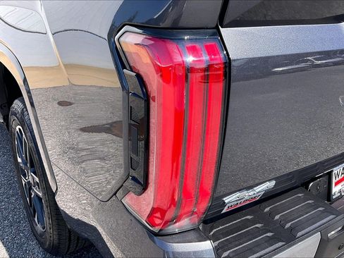 Used 2025 Toyota Tundra Limited AWD/4WD image 34