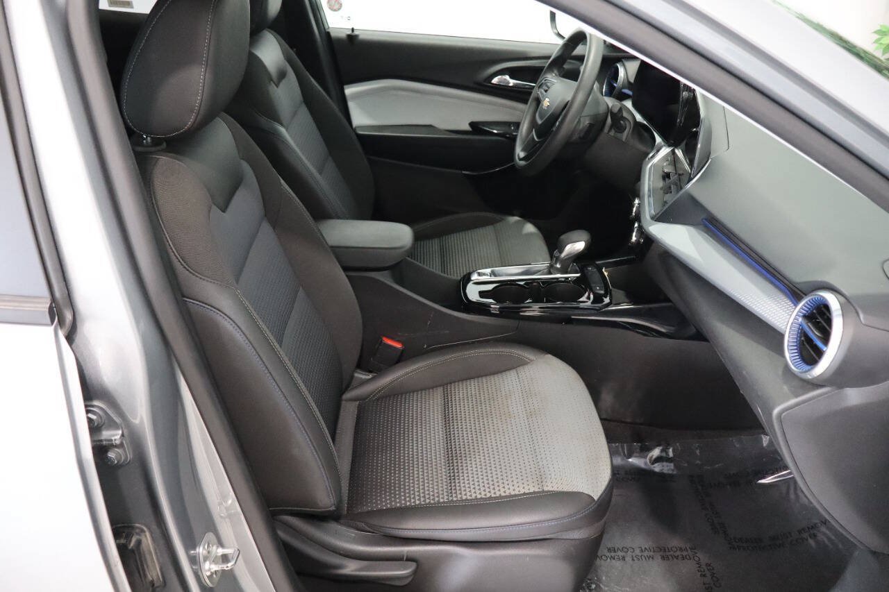 Used 2024 Chevrolet Trax LT FWD image 11