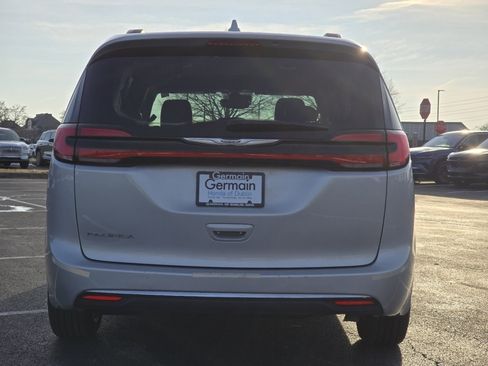 Used 2022 Chrysler Pacifica Touring-L image 15