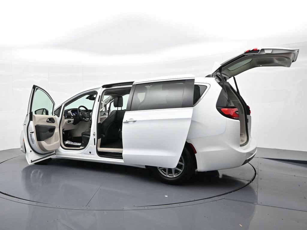 Used 2023 Chrysler Pacifica Touring-L FWD image 31