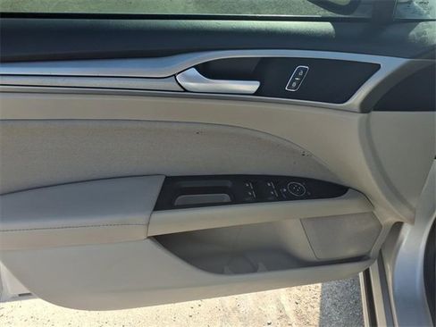 Used 2018 Ford Fusion SE image 16