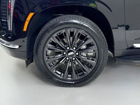 Used 2025 Cadillac Escalade ESV Premium Luxury AWD/4WD image 40
