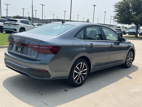Certified 2025 Volkswagen Jetta SE w/ Sunroof Package FWD image 9
