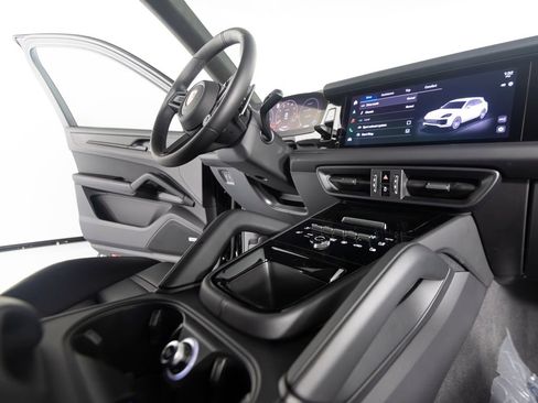 Certified 2025 Porsche Cayenne GTS AWD/4WD image 28