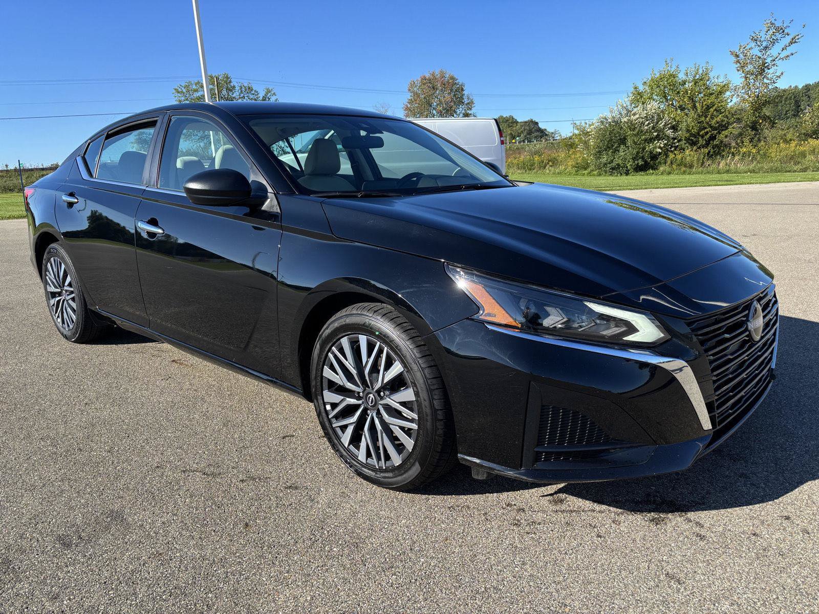 Used 2025 Nissan Altima 2.5 SV FWD image 9