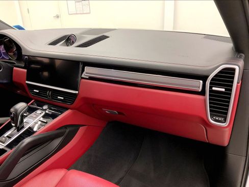 Used 2022 Porsche Cayenne Coupe image 21