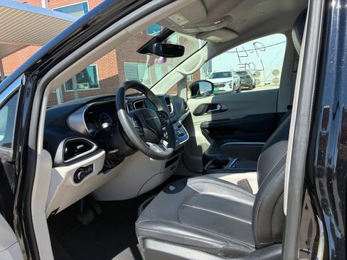 Used 2024 Chrysler Pacifica Touring-L FWD image 2