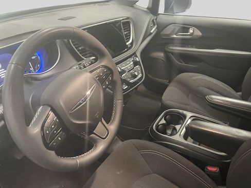 Used 2023 Chrysler Pacifica Touring image 14