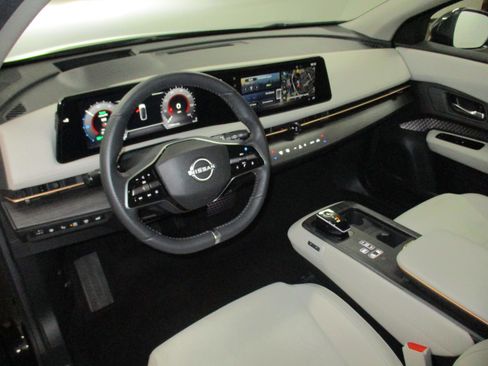 Used 2023 Nissan Ariya AWD image 17