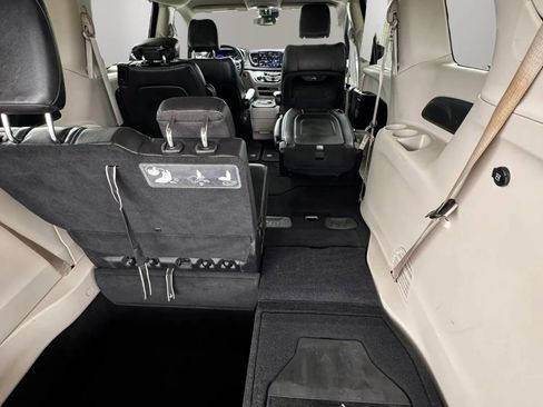 Used 2021 Chrysler Pacifica Touring-L FWD image 17