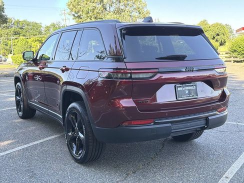 Used 2024 Jeep Grand Cherokee Altitude AWD/4WD image 12