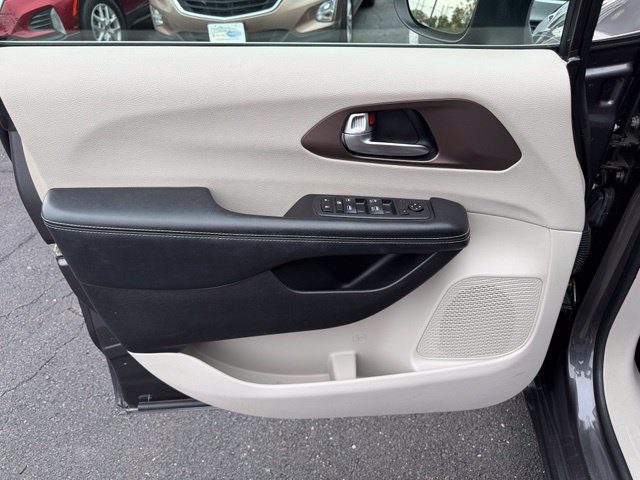 Used 2020 Chrysler Voyager Lxi FWD image 25
