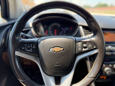 Used 2020 Chevrolet Trax LT w/ LT Convenience Package FWD image 24
