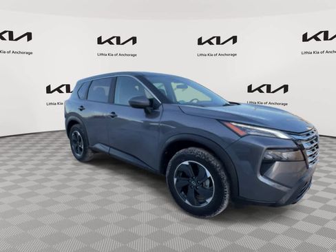 Used 2024 Nissan Rogue SV image 2