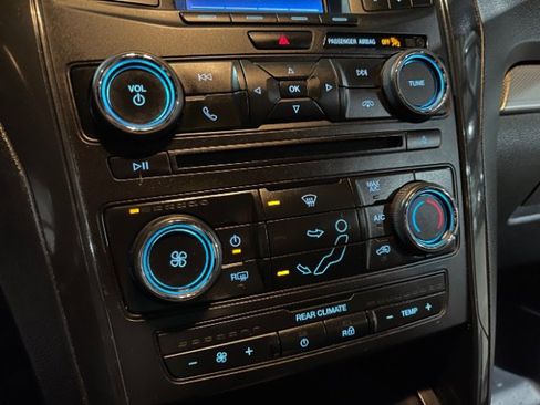 Used 2016 Ford Explorer XLT image 34