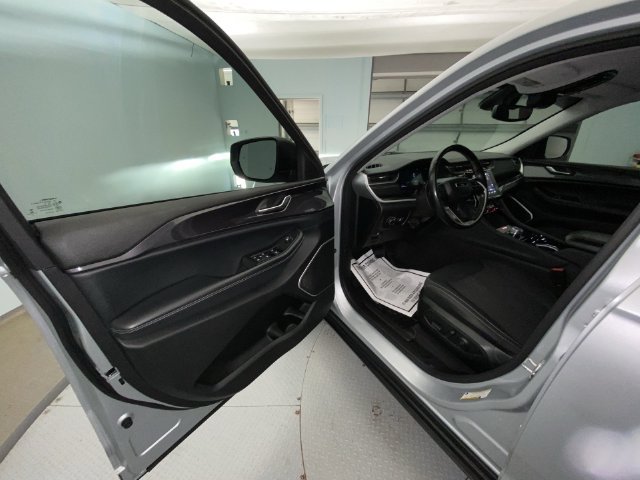 Used 2021 Jeep Grand Cherokee L Laredo w/ Luxury Tech Group I AWD/4WD image 11