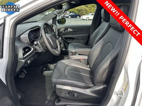 Used 2025 Chrysler Pacifica Select image 11