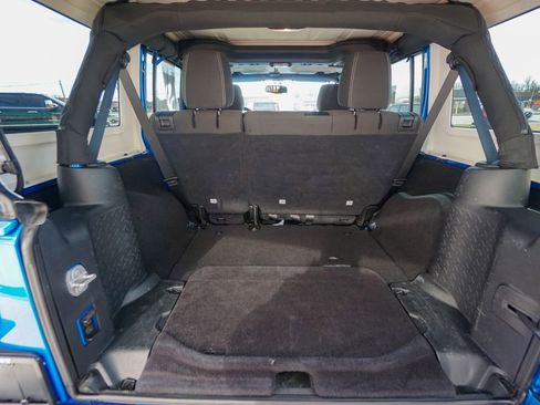 Used 2016 Jeep Wrangler Unlimited Rubicon w/ Connectivity Group image 9