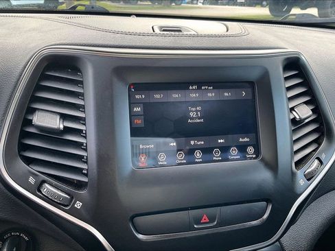 Used 2019 Jeep Cherokee Latitude w/ Popular Appearance Group FWD image 30