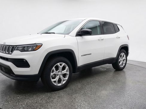Used 2025 Jeep Compass Latitude AWD/4WD image 3