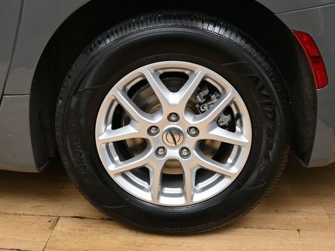 Used 2023 Chrysler Pacifica Touring-L FWD image 12