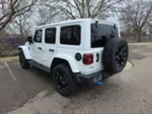 Used 2022 Jeep Wrangler Unlimited Sahara w/ Cold Weather Group AWD/4WD image 7