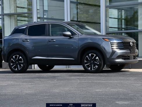 Used 2025 Nissan Kicks SV AWD/4WD image 1