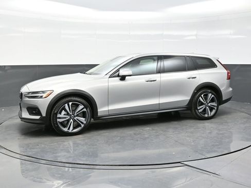 Used 2025 Volvo V60 B5 Cross Country Plus AWD/4WD image 3