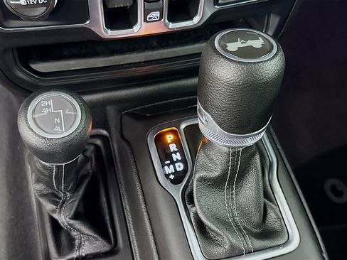 Used 2025 Jeep Wrangler Sahara image 19