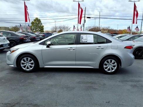 Used 2025 Toyota Corolla LE image 3