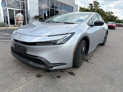 Used 2025 Toyota Prius LE FWD image 3