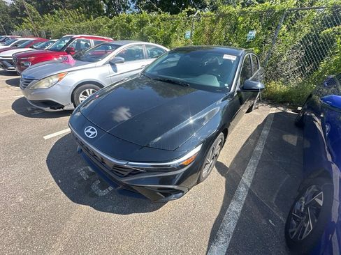 Used 2025 Hyundai Elantra Sport FWD image 2