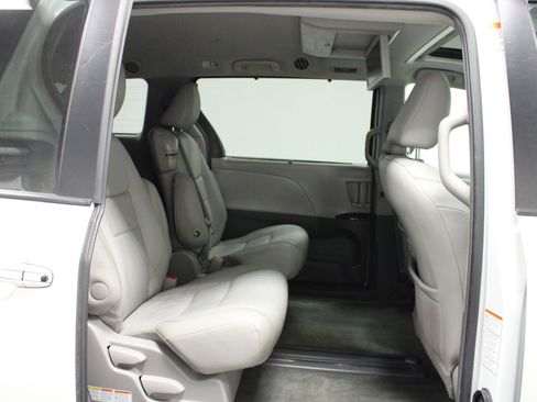 Used 2017 Toyota Sienna XLE image 17