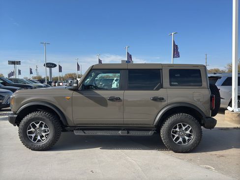 New 2025 Ford Bronco Badlands image 6