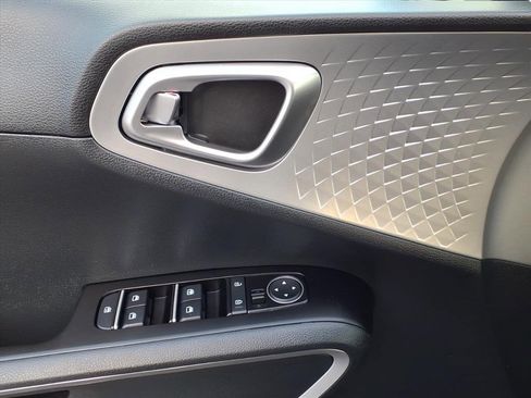 Used 2023 Kia Soul LX image 17