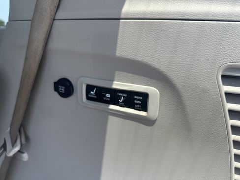 Used 2020 Chrysler Pacifica Limited FWD image 12
