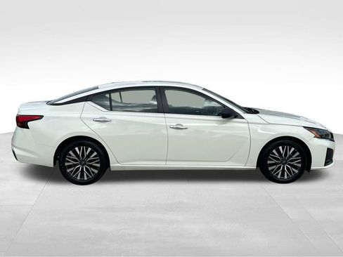 Used 2025 Nissan Altima 2.5 SV FWD image 11