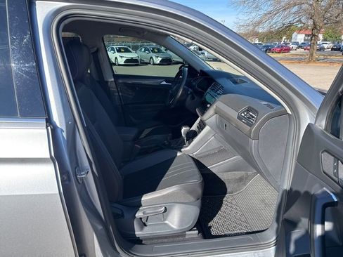 Used 2022 Volkswagen Tiguan SE image 11