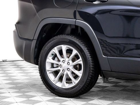 Used 2019 Jeep Cherokee Latitude w/ Cold Weather Group FWD image 29
